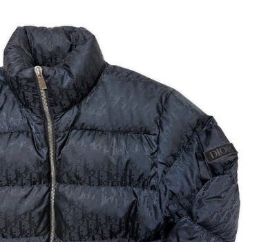 The logo of the Dior Oblique Navy Down Puffer Jacket.