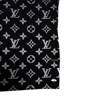 The logo of the Louis Vuitton LVSE Monogram Gradient T Shirt.