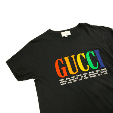 The logo of the Gucci Cities Print Black T Shirt.