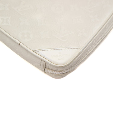 The corners of the Louis Vuitton 2018 Utility Belt Bag White Leather.
