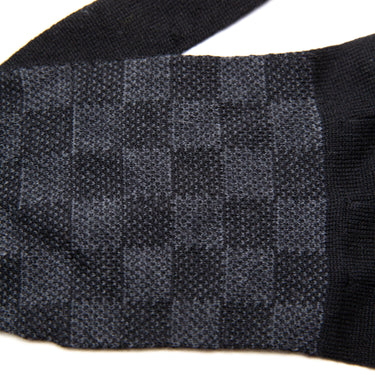 The pattern of the Louis Vuitton Damier Graphite Wool Gloves.
