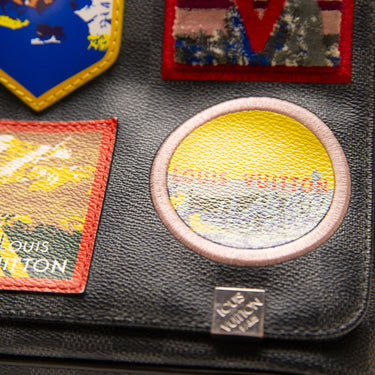 The logo of the Louis Vuitton District Messenger Damier Graphite Alps PM.